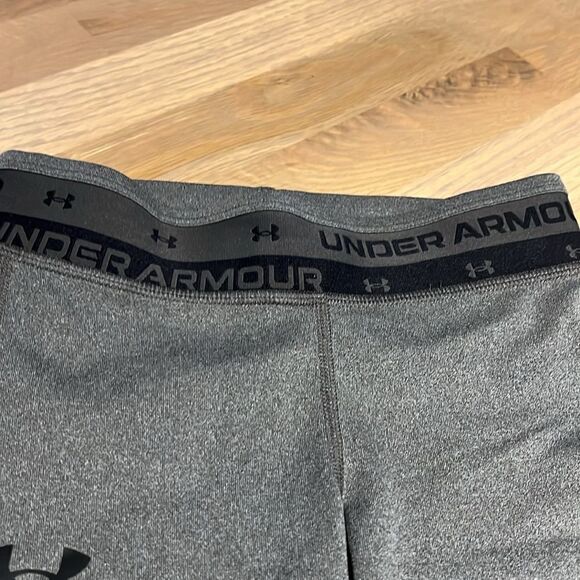 Under Armour Gray & Black Bicycle Shorts Youth Small - Picture 2 of 3